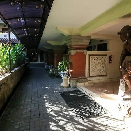 Legian Beach Hotel Кута Екстер'єр фото
