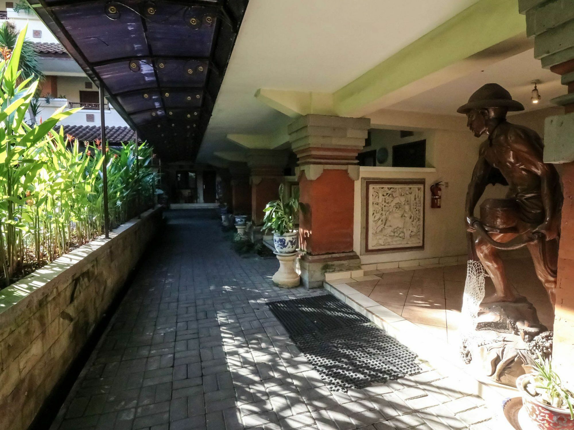 Legian Beach Hotel Кута Екстер'єр фото